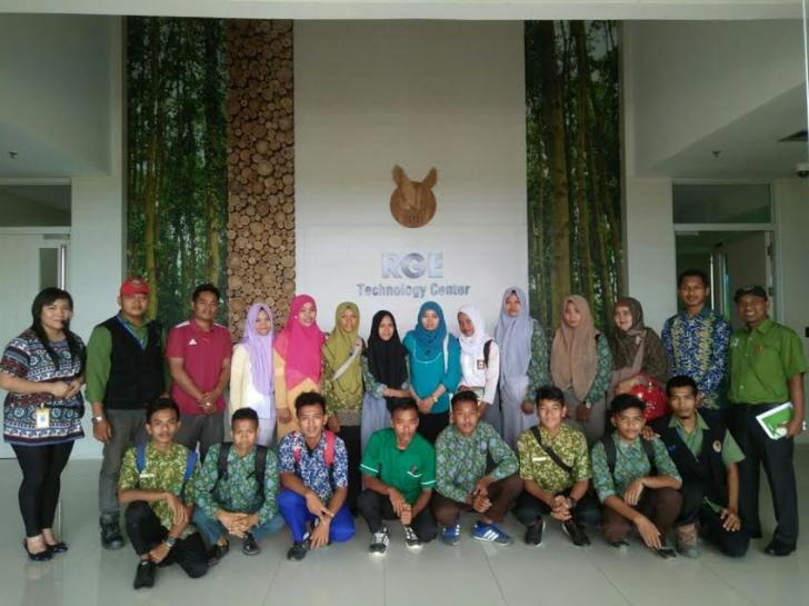 Siswa Kampar Menyaksikan Langsung Proses Pembuatan Kertas