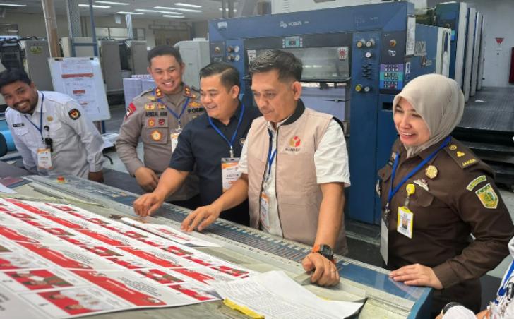 Pastikan Sesuai Aturan, KPU Pelalawan Bersama APH Laksanakan Pengawasan Percetakan Surat Suara