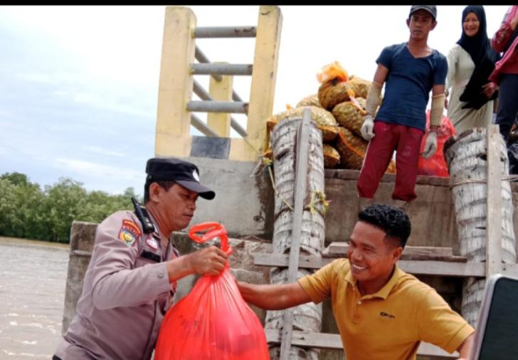 Bhabinkamtibmas Kuala Kampar Bantu Masyarakat Dalam Rangka Cooling System Menghadapi Pemilu 2024