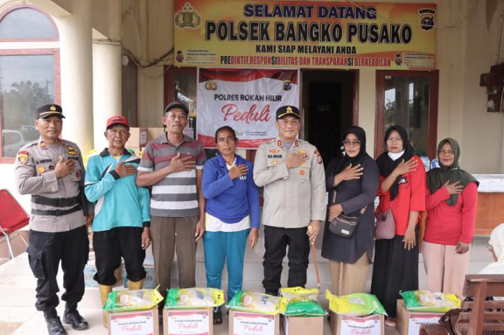 Kapolres Rohil Salurkan Bantuan Sosial untuk Kaum Dhuafa di Mapolsek Bangko Pusako