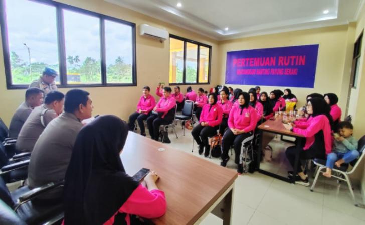 Membangun Suasana Sejuk , Damai dan Kondusif Bersama Bhayangkari Ranting Payung Sekaki