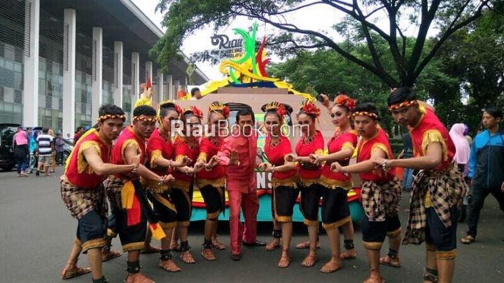 Wah, Riau Raih Dua Piala Penghargaan dalam Gelaran Pawai Budaya Nusantara TMII 2017