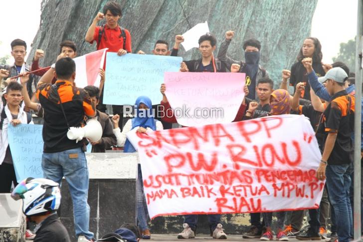 Demo Aneh, Pemuda Pancasila Bela Trio Rachman, Ini Kisah Dalam Lensa
