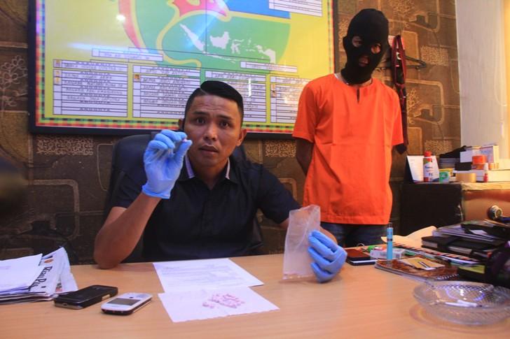 Polisi Nyamar Bekuk Bandar Ekstasi