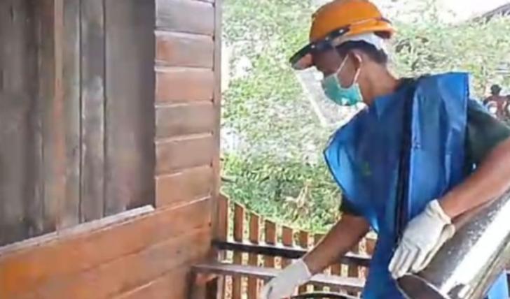 Cegah Malaria, Petugas Gabungan Lakukan Penyemprotan Insektisida di Sejumlah Rumah Masyarakat