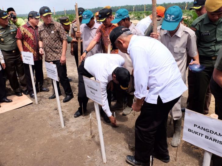 Jaga Ketahanan Pangan, Mentan Tanam Jagung Perdana di PTPN V