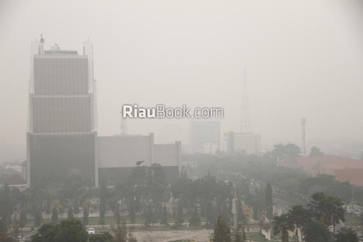 Inilah Foto-foto Mencekam Kabut Asap Pekanbaru