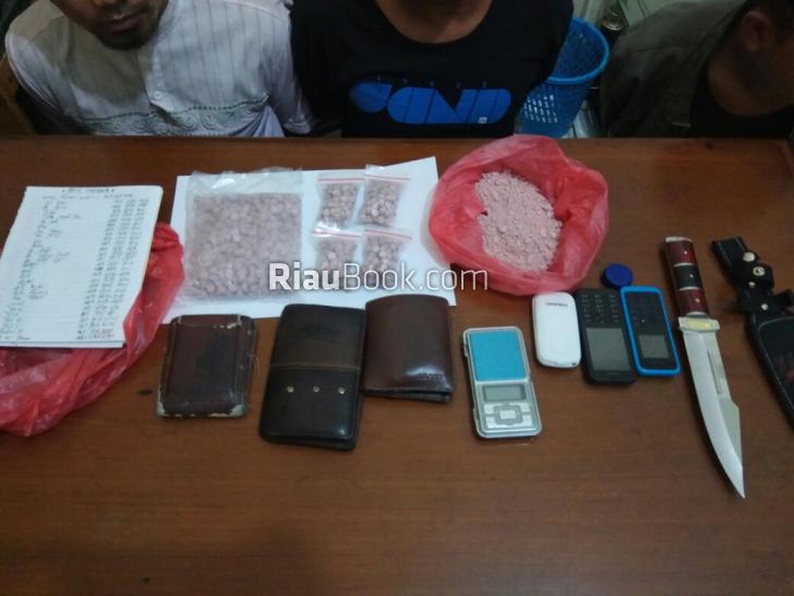Sebanyak 854 Butir Pil Ekstasi Ditemukan Polisi di Tampan, Pelaku Akhirnya Diamankan