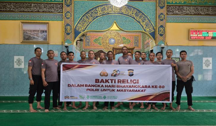 Bersihkan Lingkungan Masjid Al Khair, Cara Personel Samapta Polresta Pekanbaru Memaknai Hari Bhayangkara ke-80