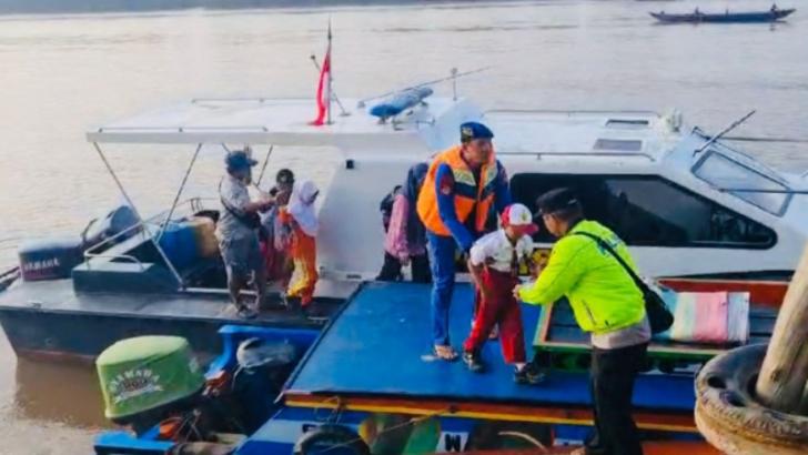 Jembatan Ambruk, Kapal Satpolairud Polres Muba Dikerahkan untuk Transportasi Penyeberangan Masyarakat