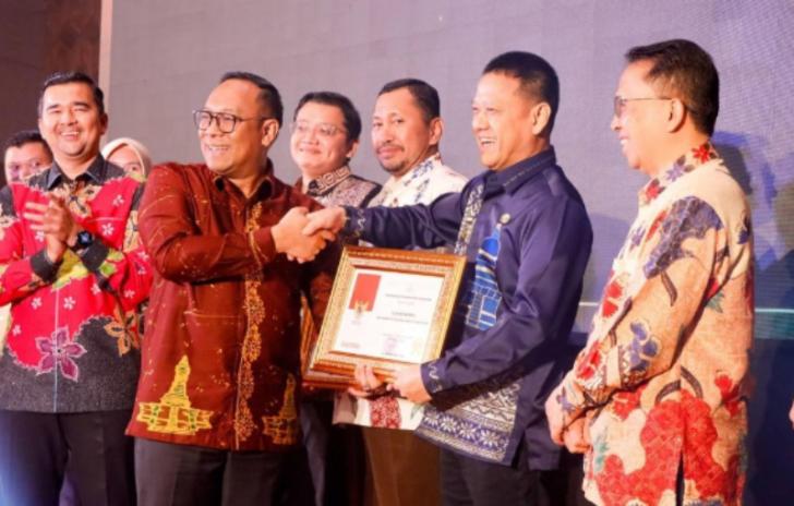 Pj Bupati Kampar Hambali Terima Penghargaan Sidhakarya 2024