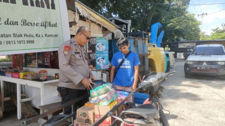 Berbincang dengan Pedagang Keliling, Aiptu Subagiyo Sampaikan Pesan Begini
