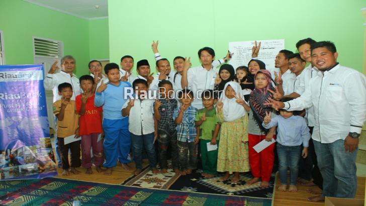 Berbagi Kebahagiaan Bersama Anak Yatim di Rumah Riaubook.com