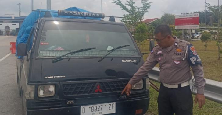 Polisi Amankan Pengendara Lawan Arus di Jalur Tol Permai