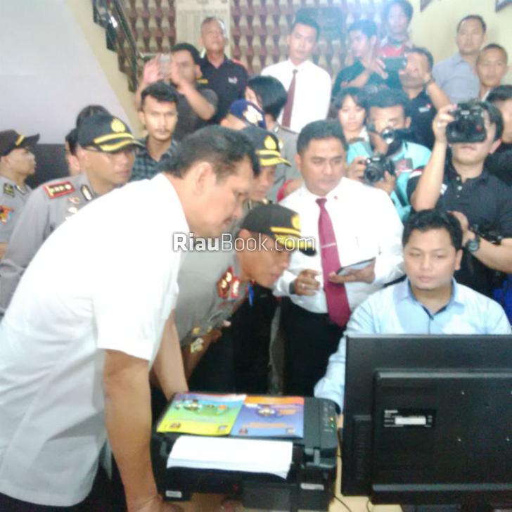 Menpan RB Tinjau Pelayanan Berbasis IT Polresta Pekanbaru, Langsung Disambut Yel-yel