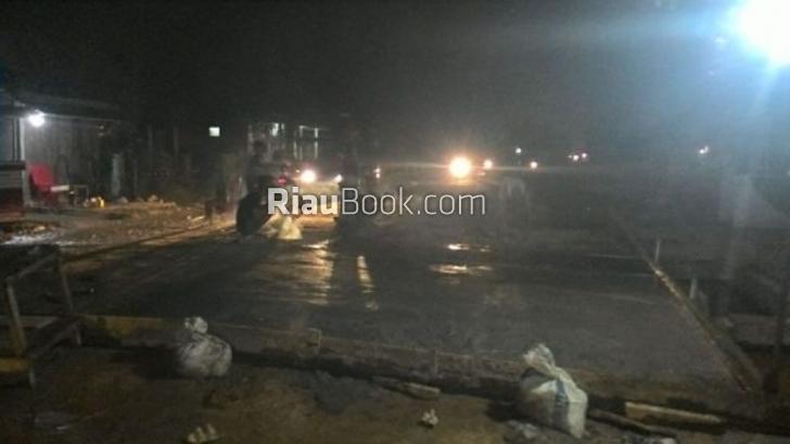 APBD Rohil Devisit, Warga Bangun Jalan Swadaya