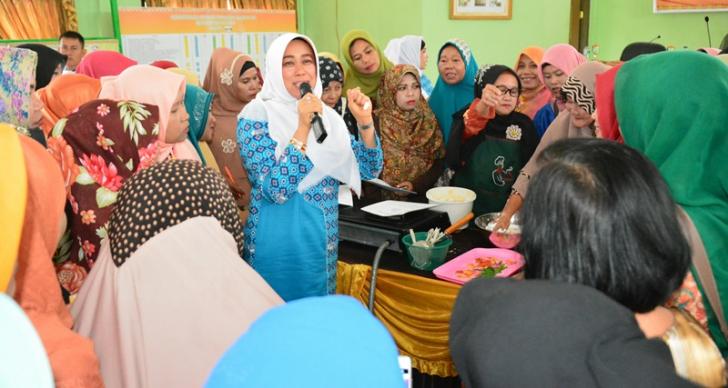 Intip Kesibukan Rasidah Alfedri Latih Ibu-ibu Siak Memasak Berbahan Dasar Ikan