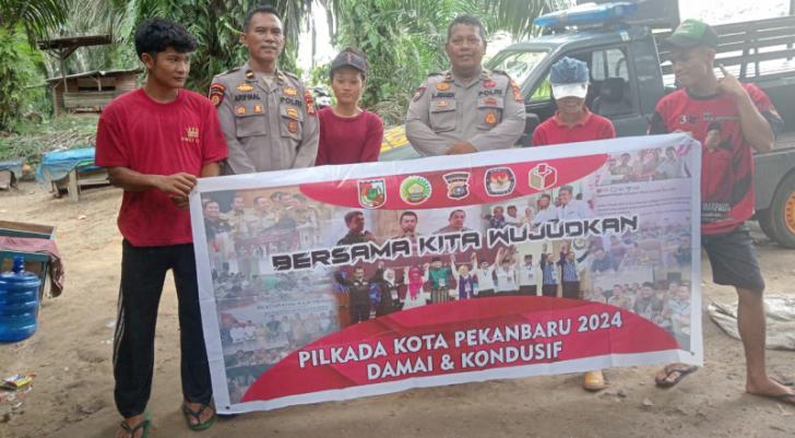 Polisi Sosialisasi Kamtibmas kepada Masyarakat di Kawasan TPA Muarafajar