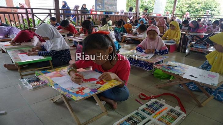 Para Ibu di Pangkalan Kerinci Kembangkan Kreativitas Lewat Bazar IWARA