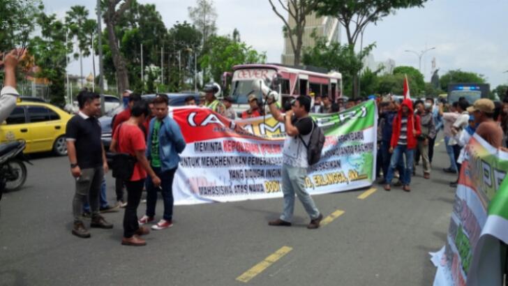 Dua Spanduk Demonstran di Kejati Riau Dirampas Anggota Ormas Berbaju Loreng