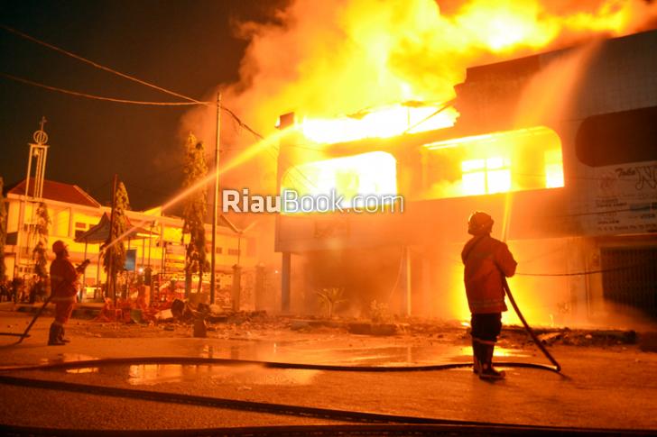 Dumai Membara, Empat Ruko Habis Terbakar