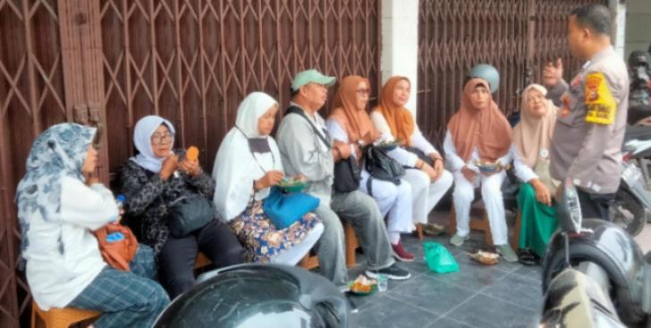 Bhabinkamtibmas Berikan Penyuluhan Pilkada Damai kepada Emak-emak di Pekanbaru