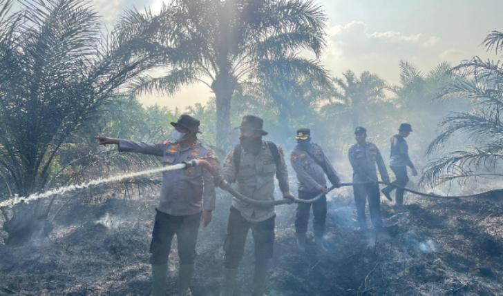 Kapolres Rohil Turun Langsung Pantau dan Padamkan Karhutla di Bangko Permata