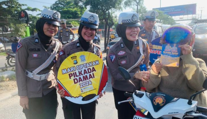 Polwan di Pekanbaru Pajang Gimmick ketika Sosialisasi di Jalan Raya