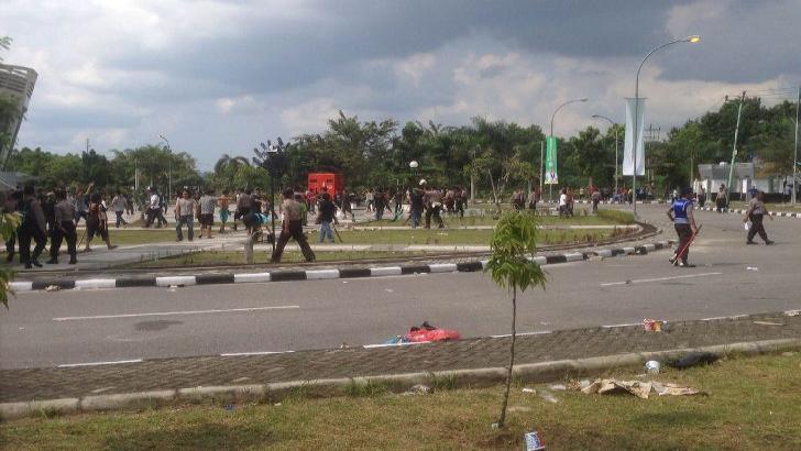 Askar Theking Saling Lempar Batu dengan Massa HMI