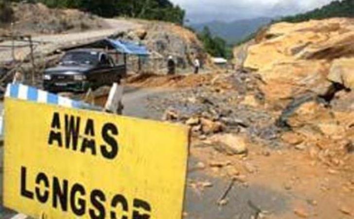 Riau Waspada Longsor, Andi Rachman Instruksikan Bina Marga Antisipasi Segera