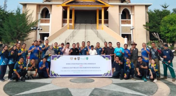Perkuat Sinergi dan Kebersamaan, LAMR Kab. Bengkalis dan Bea Cukai Gelar Gotong Royong Bersama