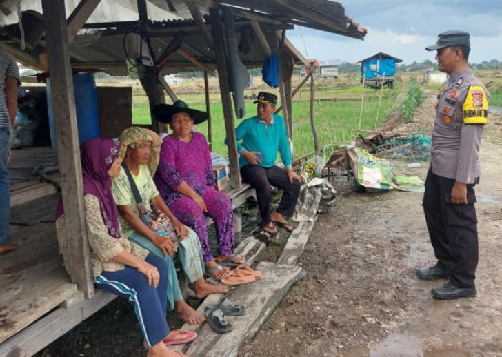 Bhabinkamtibmas Polsubsektor Pelalawan Kunjungi Masyarakat di Ladang Pertanian