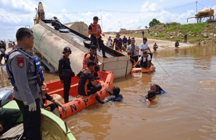 Penampakkan Truk Tangki yang Jatuh ke Sungai