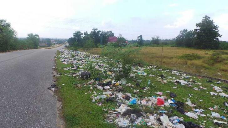 Sampah Dibiarkan Berserakan Sepanjang Jalan Lingkar Salo Kampar