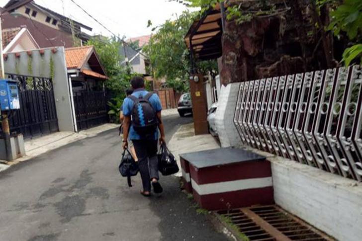 Rumah Patrialias Digeledah, Petugas Bawa Tiga Buah Tas