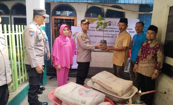 HUT Bhayangkara Ke79, Polsek Pekanbaru Kota Gelar Bhakti Religi dengan Penyaluran Paket Sembako kepada Masyarakat