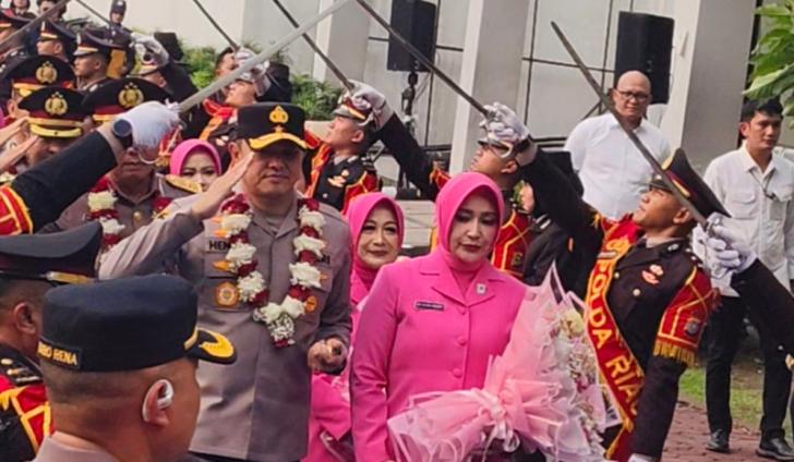 Pedang Pora Iringi Pelepasan Brigjen Hengki Haryadi, Sejumlah Pejabat Polda Riau Berganti Tugas