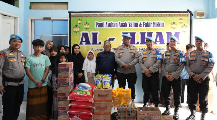 Sambut Hari Jadi Propam ke-24, Propam Polda Riau Berbagi Sembako dan Tanam Pohon