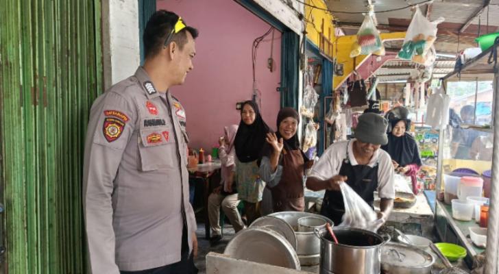 Bhabinkamtibmas Ini Sampaikan Pesan Kamtibmas kepada Pengunjung Warung Bakso