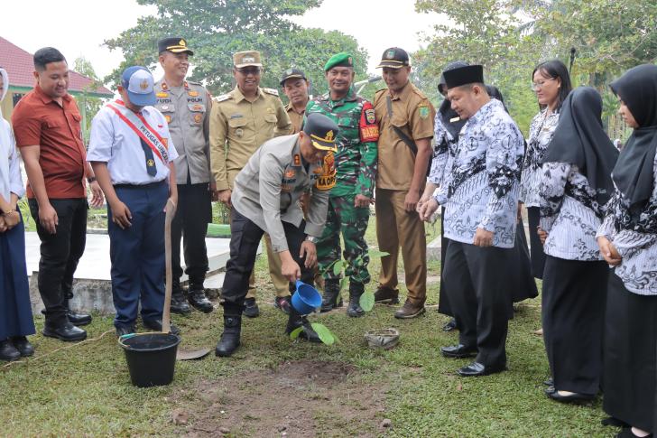 Tanam Pohon di SMPN 6 Tanah Putih, Kapolres Rohil dan Wakil Bupati Sosialisasi Green Policing