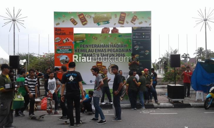 Pegadaian Serahkan Hadiah Kemilau Emas pada Nasabah di Pekanbaru