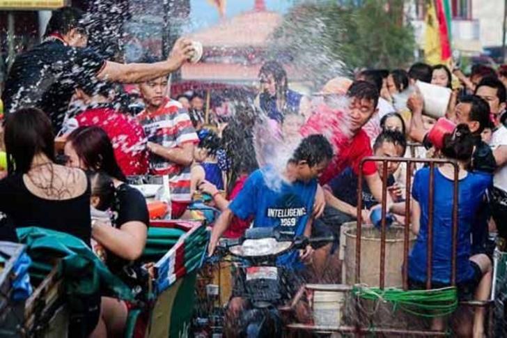 Ribuan Warga Selatpanjang Basah-basah Perang Air, Perayaan Imlek 2017