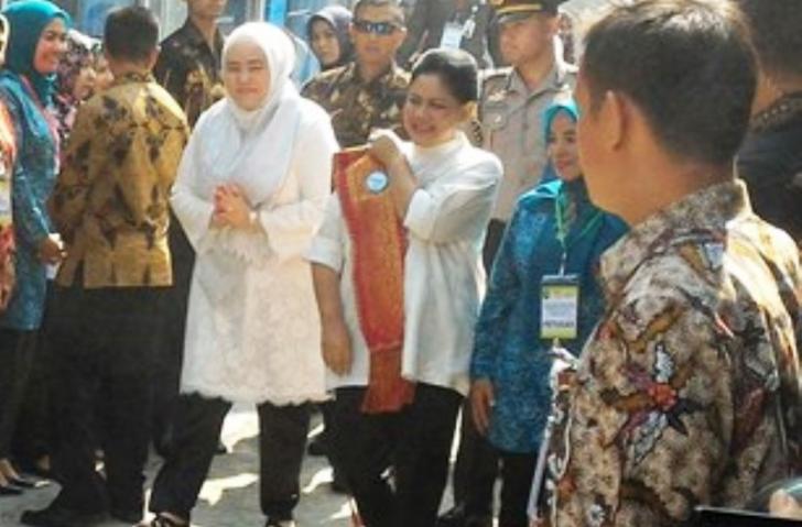Lihatlah Kesederhanaan Iriana Jokowi saat ke Pekanbaru, Pakai Songket Riau