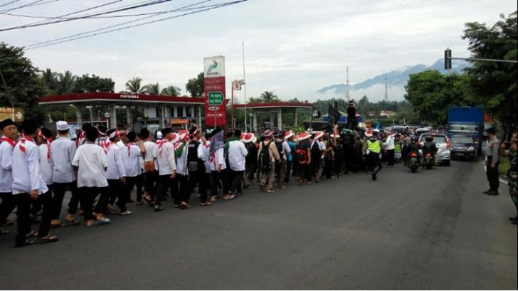 Meski Hujan, tak Menyurutkan Aksi Jalan Kaki ke Jakarta Ribuan Massa Ciamis