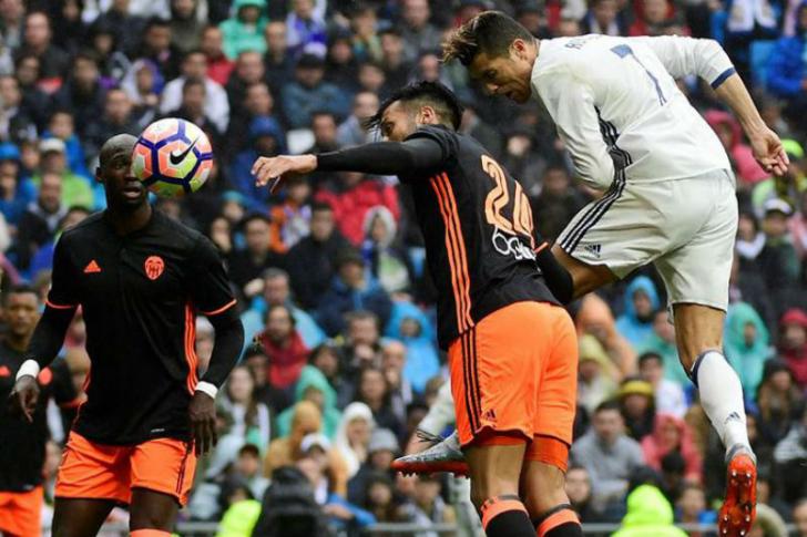 Diego Alves Gagalkan Penalti Ronaldo