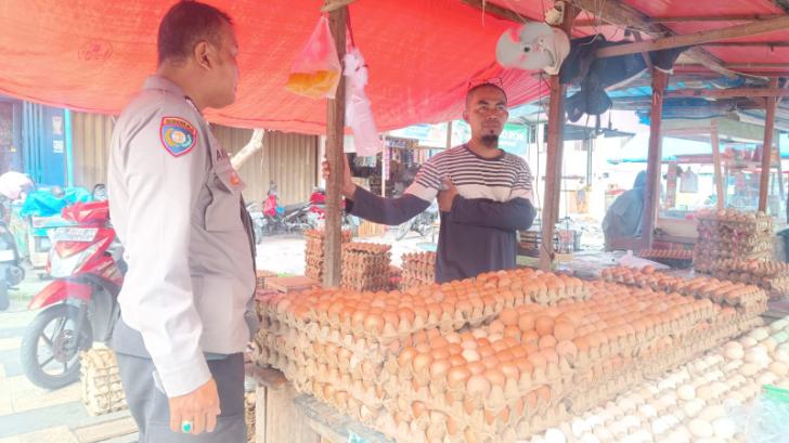 Bhabinkamtibmas Kota Baru Tinjau Pedagang Telur, Dorong Ketahanan Pangan di Tengah Aktivitas Pasar