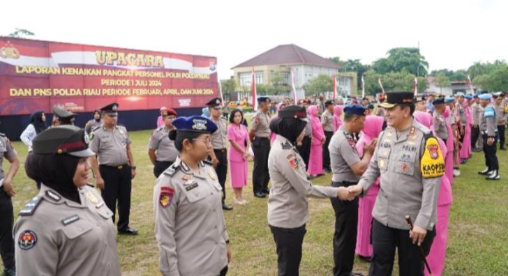 Irjen Mohammad Iqbal Pimpin Upacara Kenaikan Pangkat Personel Polda Riau Periode Juli 2024