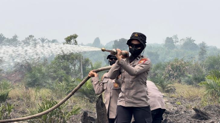 Polwan Polda Riau Turun Langsung ke Lokasi Karhutla Memadamkan Api