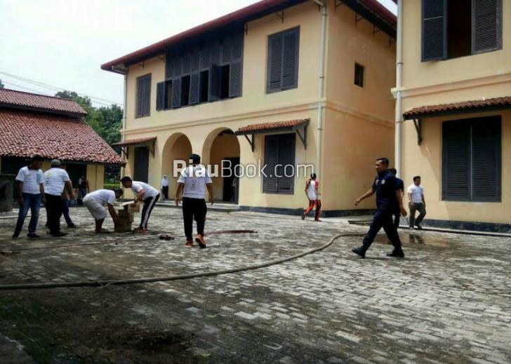 Masyarakat Tanam Mangrove dan Membersihkan Bangunan Bersejarah di Siak