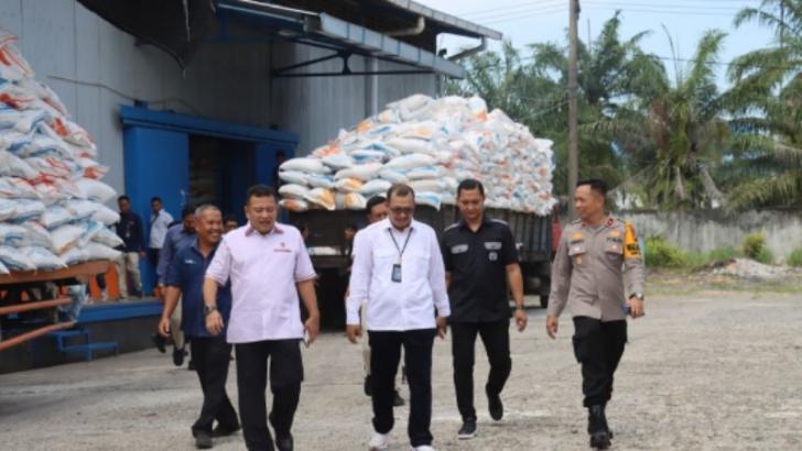 Ditreskrimsus Polda Riau Awasi Ketersediaan Beras Bulog